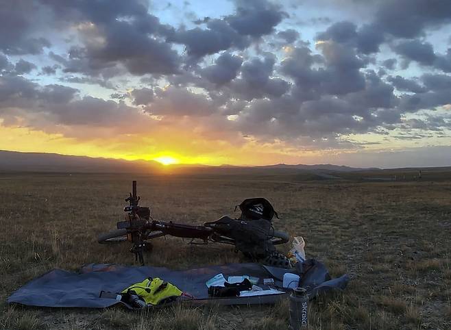 대회 기간 12일 중 7일 들판에서 잠을 청했다. 숙박시설 이용은 3일, 나머지 2일은 밤새워 걸었다. 사진 박종하