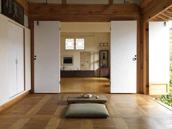 한옥에서 방 한 칸은 날씨에 따라서 개폐할 수 있는 간이 문의 위치로 정의된다. 겨울철에는 이 간이 문이 온열 바닥과 천장을 연결해 열효율을 높여준다. 중앙의 마루 부분은 목재이기 때문에 온열이 닿지 않으며, 이곳에 주 출입구가 위치해 있다. [사진 이종근]