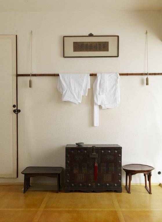 무채색의 단순 무구한 침실 벽은 집주인의 골동품 목록 속 풍부한 디테일과 강렬한 대비를 이룬다. [사진 이종근]