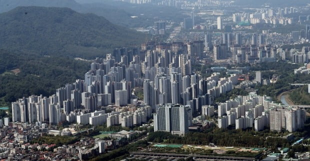 서울 송파구 롯데월드타워 서울스카이에서 바라본 강남 아파트 단지 모습. 사진=뉴스1