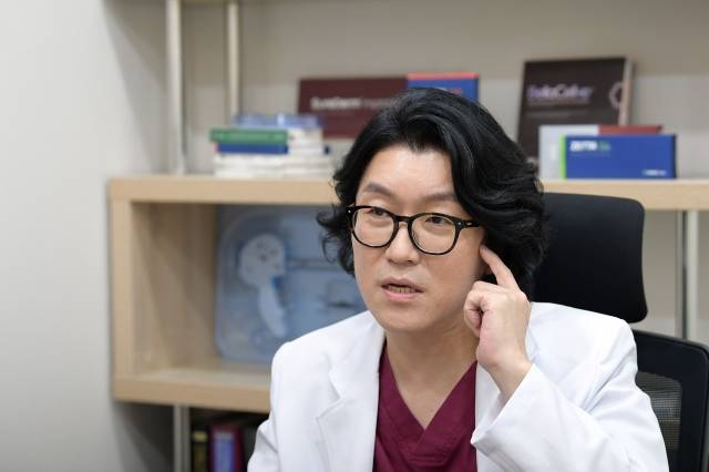 홍성우 비뇨기과 전문의가 지난 8일 서울 강남구 논현동에 위치한 그의 병원에서 국민일보와 인터뷰를 진행하고 있다. 김지훈 기자.