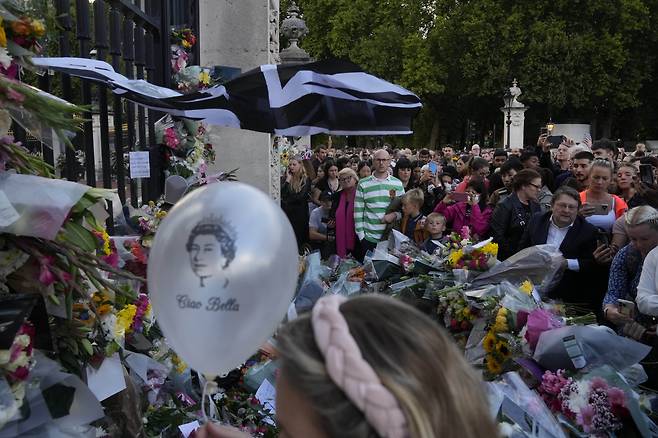 8일(현지시간) 영국 런던 버킹검궁 앞에 엘리자베스2세 여왕의 죽음을 추모하기 위해 놓은 꽃과 메시지가 쌓여있다. [AP]