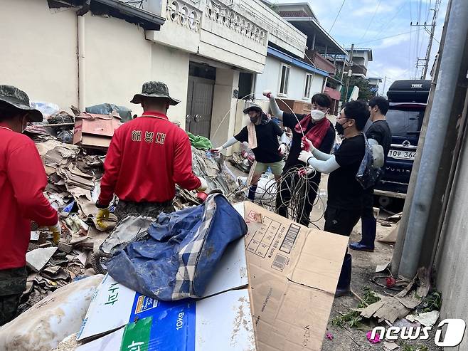 이준석 전 국민의힘 대표가 11일 경북 포항시 남구 대송면 주택가에서 태풍 힌남노 수해 지역 복구 봉사활동을 진행하는 모습 (독자 제공) 2022.9.11/뉴스1