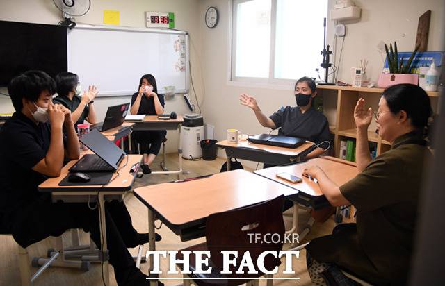 23일 개학을 앞둔 소보사 교실에서는 김 대표와 교사들이 수업 준비 회의에 한창이다. 조용한 가운데 다양한 손짓과 표정이 쉴새없이 오고 간다.