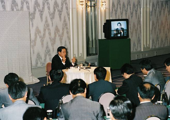 이건희 삼성그룹 회장이 1993년 6월7일 독일 프랑크푸르트에서 '신경영'을 선언한 뒤 같은 해 7월 일본 오사카에서 삼성 임직원들을 대상으로 '신경영' 강의를 하고 있다./조선일보DB