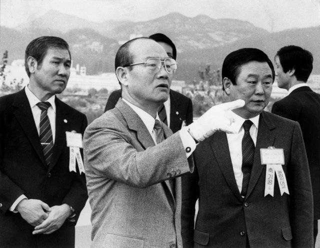 1985년 11월 20일 전두환 대통령이 서울 성동구 구의동 강변로에서 거행된 올림픽대교 기공식에 참석해 공사계획을 보고받고 있다. 왼쪽은 노태우 민정당 대표위원 겸 서울올림픽조직위원장. 사진 동아일보DB