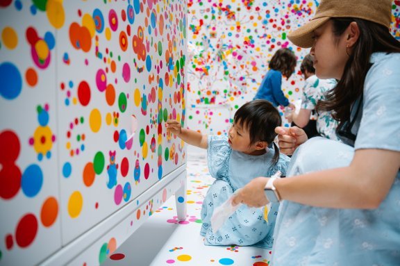 야요이 쿠사마의 관객 참여 설치 작품  The Obliteration Room (2002)를 테이트 모던에서 2022년 재현한 작품. 사진제공: 테이트, ⓒLiam Man