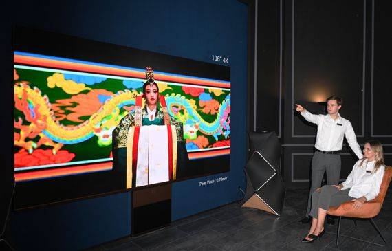 LG전자가 136형 마이크로 LED를 통해 한복을 주제로 한 ‘한복의 천가지 색(A THOUSAND COLORS)’ 영상을 상영하고 있다. LG전자 제공