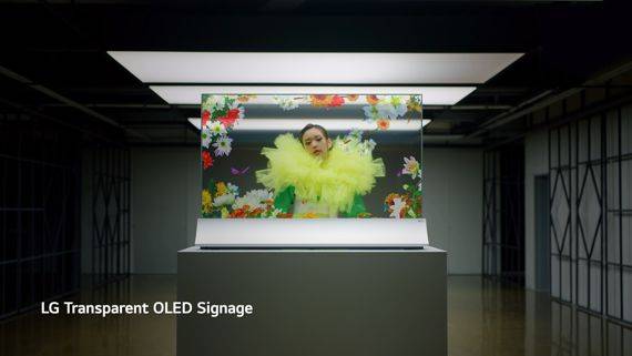 LG전자의 136형 마이크로 LED를 통해 한복을 주제로 한 ‘한복의 천가지 색(A THOUSAND COLORS)’ 영상이 상영되고 있다. LG전자 제공