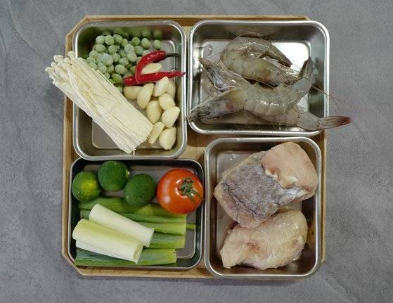 도토리묵 말랭이 생선찜 재료. 해물과 완두콩은 냉동된 것을 사용해도 된다. 사진 김혜준