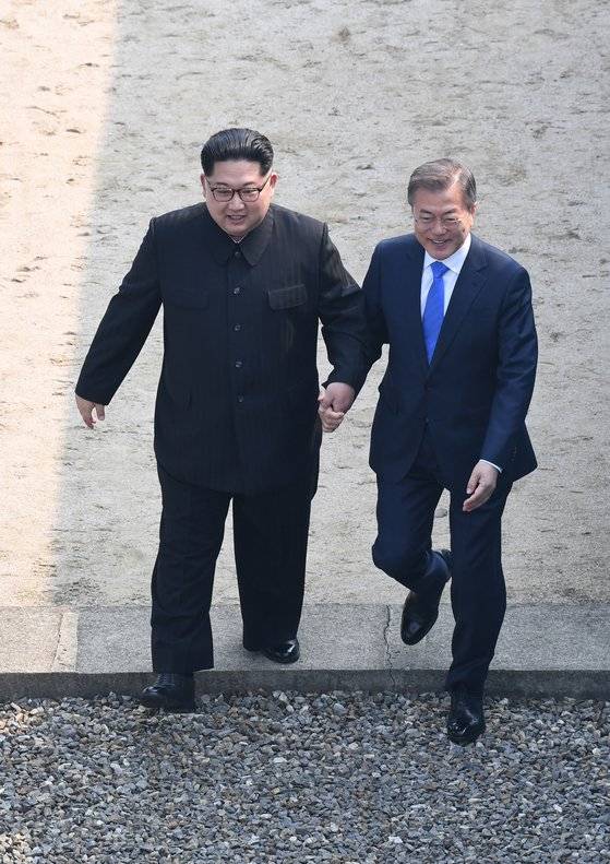 문재인 대통령(오른쪽)과 김정은 국무위원장. 연합뉴스