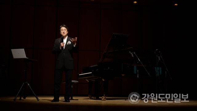 ▲ 강우성 피아니스트의 독주회가 최근 강원대 백령아트센터에서 ‘두 사람의 여정’을 주제로 열렸다.