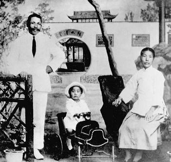 상해 임시정부 시절 단란했던 김구 최준례 부부. 가운데는 아들 인으로 보인다. 1920~1921년 무렵으로 추정.