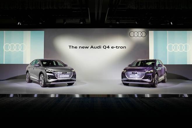 '더 뉴 아우디 Q4 e-트론(우측)'과 '더 뉴 Q4 스포트백 e-트론' [아우디코리아 제공]