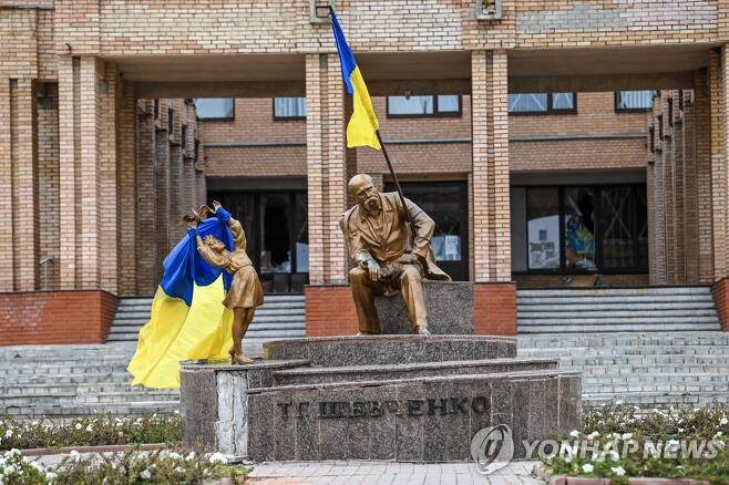 수복된 바라클리아에 게양된 우크라이나 국기 [AFP 연합뉴스. 재판매 및 DB 금지]