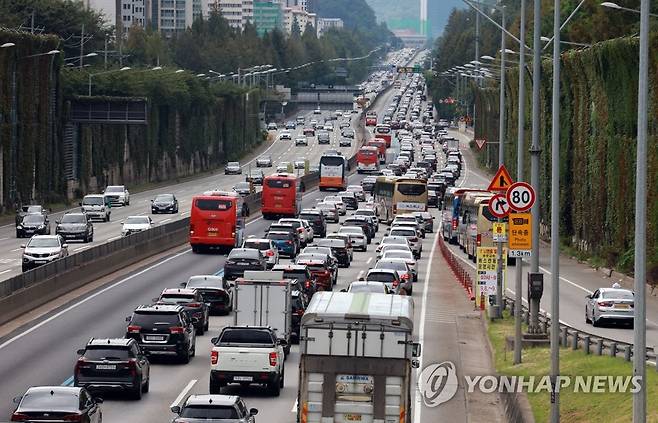 추석 귀성·귀경길 곳곳 정체 (서울=연합뉴스) 한종찬 기자 = 추석  연휴 사흘째인 11일 오전 서울 서초구 잠원IC 부근 경부고속도로 상(왼쪽)·하행선의 모습. 한국도로공사에 따르면 이날 귀경 방향 정체는 오전 9∼10시 시작돼 오후 4∼5시에 정점을 찍고 12일 오전 2∼3시께에 해소될 것으로 전망된다. 귀성 방향은 이날 오전 10∼11시에 정체가 시작돼 오후 4∼5시에 정점에 이르고 오후 8∼9시에 해소될 것으로 예상된다. 2022.9.11 saba@yna.co.kr