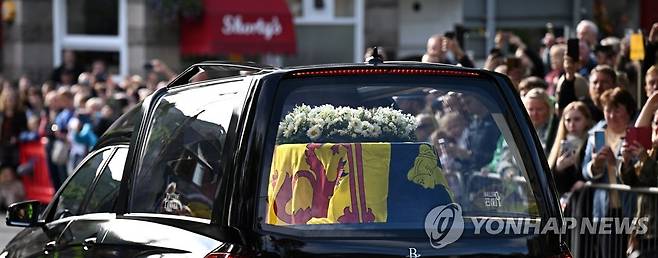 마지막 여정 나선 엘리자베스2세 여왕의 운구차 [AFP 연합뉴스 자료사진. 재판매 및 DB 금지]