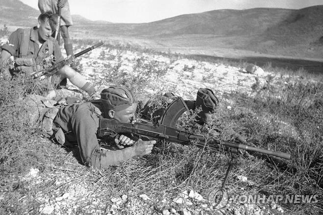 1939년 팔레스타인 아크레 지역에서 아랍 반군을 향해 기관총을 겨눈 영국군 [AP 연합뉴스 자료사진. 재판매 및 DB 금지]