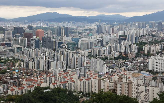 서울 인왕산에서 바라본 서울 시내 아파트와 주택가 모습. (사진=연합뉴스)