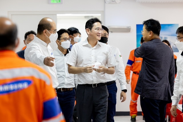 이재용 부회장이 10일(현지 시각) 삼성엔지니어링 도스보카스 정유공장 건설 현장을 찾아 직원들과 인사를 나누는 모습. /삼성전자 제공