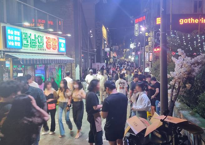 지난 8월 26일 밤 이태원 세계음식거리에는 자정이 가까워오는 시간이었음에도 놀러 나온 이들로 발 디딜 틈이 없었다. /오주비 기자