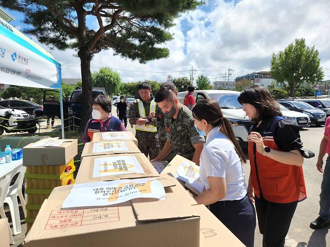 한국맥도날드가 지난 9일 포항 태풍 피해 복구 현장에 햄버가 2000인분을 전달했다. /한국맥도날드