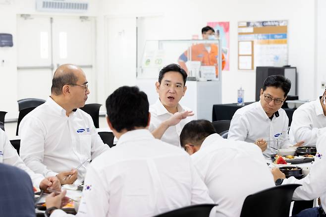 10일(현지 시각) 삼성엔지니어링 도스보카스 정유공장 건설 현장의 구내식당에서 이재용 삼성전자 부회장이 임직원들과 식사하고 있다. 삼성전자 제공