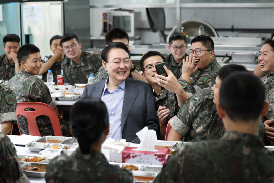 윤석열 대통령이 지난 10일 수도방위사령부 예하 방공중대를 방문, 장병들과 오찬을 하던 중 한 장병의 부모님과 영상통화를 하고 있다. 대통령실 제공