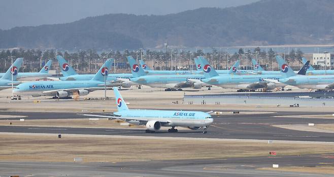 인천국제공항 활주로에서 대한항공 항공기가 이륙할 준비를 하고 있다. 연합뉴스