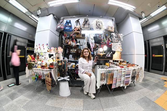 8일 서울의 한 지하철 역사에 위치한 자신의 페루 전통 기념품 가게 매장 앞에서 해미씨가 본지의 사진 취재에 응하고 있다. 최주연 기자