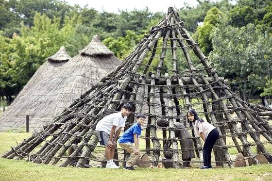 임서준(서울 도성초 5)·권도준(서울 구룡초 4)·박시오(서울 대치초 4·왼쪽부터) 학생기자가 서울 암사동 유적을 찾아 신석기 시대 생활상을 들여다 봤다.