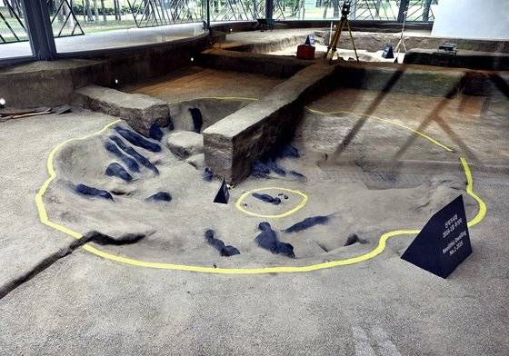 서울 암사동 유적 유구 보호각에 재현된 신석기 시대 집터. 원형에 가까운 방형인 경우가 많지만, 모서리가 둥근 사각형 모양인 말각방형도 있다.