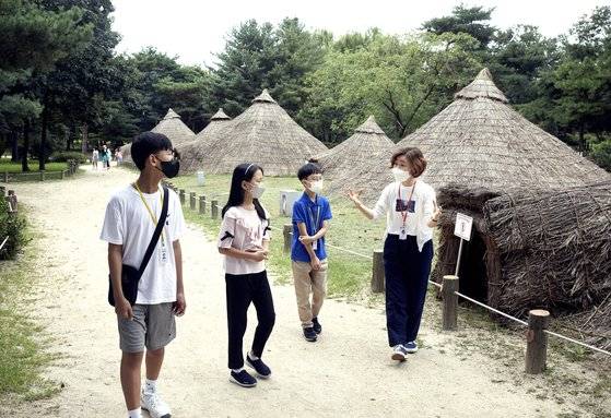 소중 학생기자단이 서울 암사동 유적에 복원한 신석기 시대 움집을 둘러봤다. 움집은 멀리서 보면 고깔처럼 생겼다.