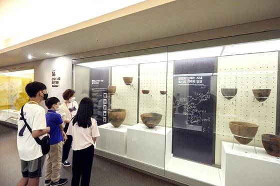 신석기 시대 지역별 토기의 형태에 대해 알아본 소중 학생기자단. 신석기 시대 토기는 기원전 1만 년을 전후한 시기에 세계 각지에서 출현하였지만, 동아시아에서는 이보다 약 5000년 앞서 토기를 제작했다.