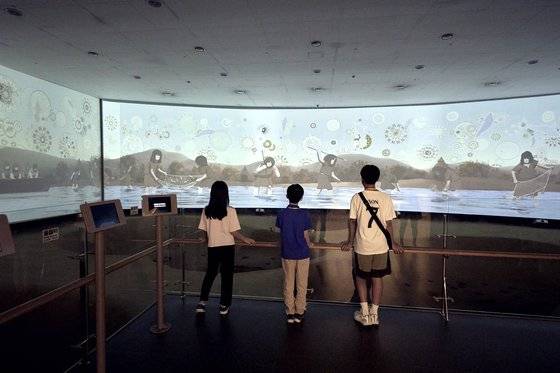 움집에 살며 농경·사냥·채집 등을 했던 신석기인들의 생활상을 담은 애니메이션을 감상 중인 소중 학생기자단.