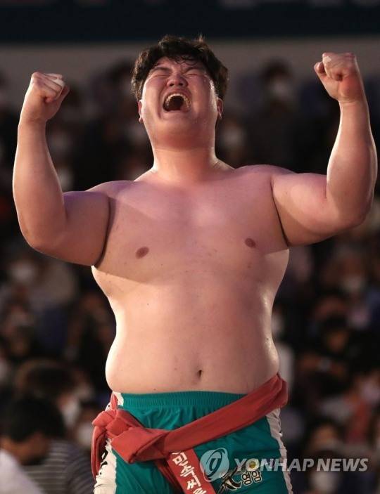 (경남 고성=연합뉴스) 12일 경남 고성군 고성국민체육센터에서 열린 위더스제약 2022 추석장사씨름대회 백두장사(140㎏ 이하)에 등극한 영암군 민속 씨름단 소속 장성우가 승리 직후 포효하고 있다.
