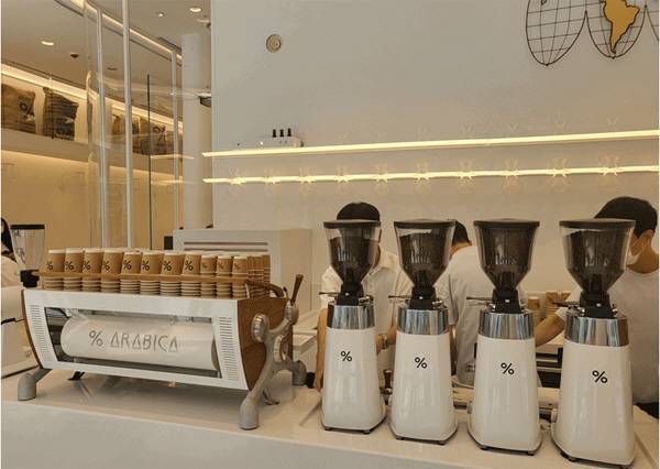 지난 11일 서울 강남구 삼성동 스타필드 코엑스몰 별마당 도서관 근처에 퍼센트 아라비카 커피(%커피) 국내 1호점 모습 (사진출처 : 신세계프라퍼티)