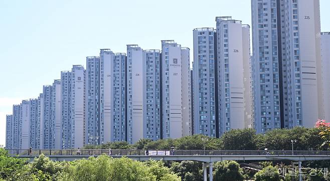 2일 서울 송파구 성내천에서 시민들이 산책을 하고있는 가운데 뒤편으로 잠실 파크리오 아파트 전경이 보이고 있다. 임세준 기자