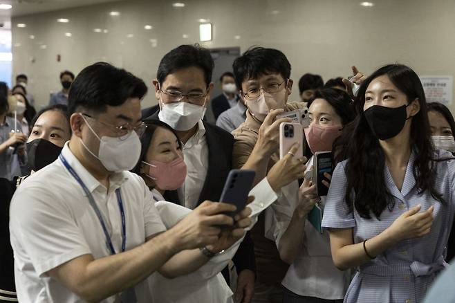 이재용(가운데) 삼성전자 부회장이 지난달 30일 삼성SDS를 방문해 직원들과 사진을 찍고 있다. [삼성전자 제공]