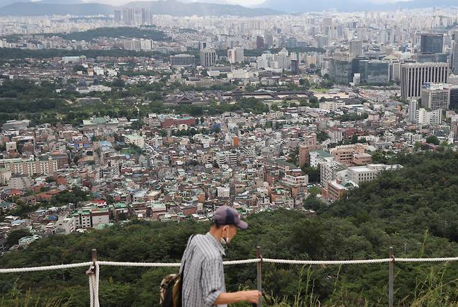 서울 인왕산에서 바라본 서울 시내 아파트와 주택가 모습. [연합]