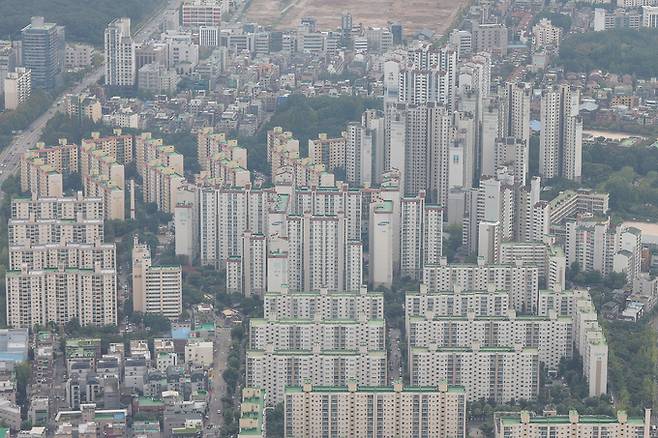 12일 서울 송파구 롯데월드타워 전망대 서울스카이에서 바라본 서울 시내 아파트 단지 모습. 연합뉴스