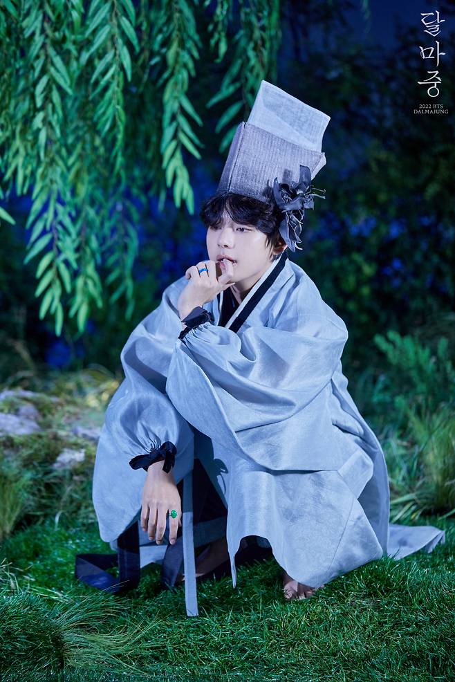 방탄소년단 뷔, 동서양 아우르는 천상의 아름다움