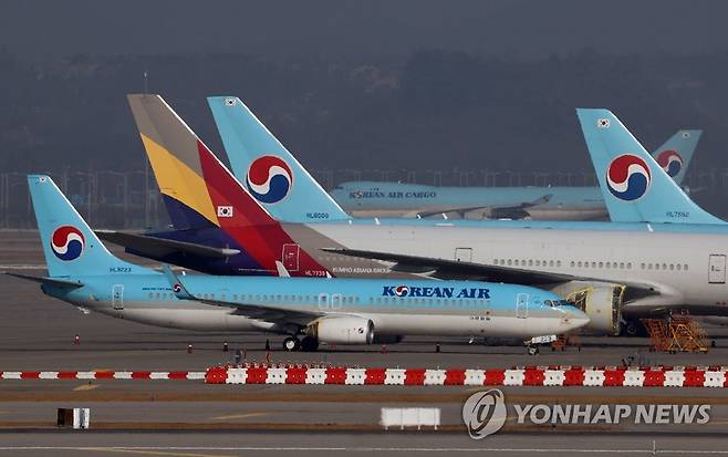 인천국제공항 계류장에 대한항공과 아시아나항공 항공기 [연합뉴스 자료사진]