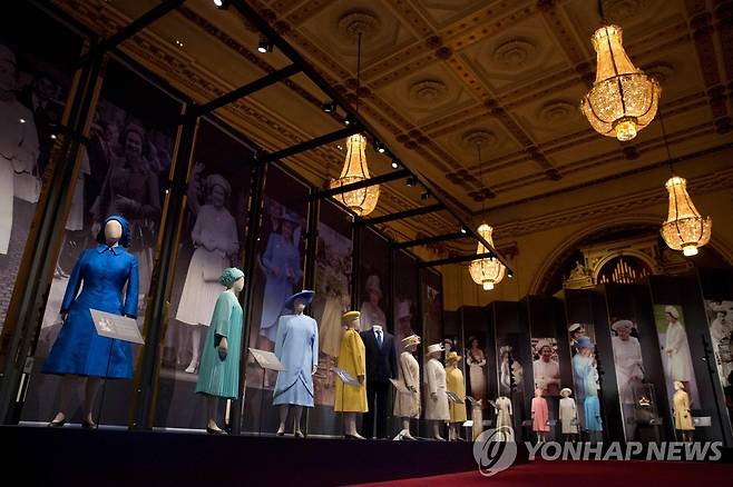 2016년 버킹엄궁에서 개최된 여왕 의상 전시회  [AFP=연합뉴스 자료사진. 재판매 및 DB 금지]