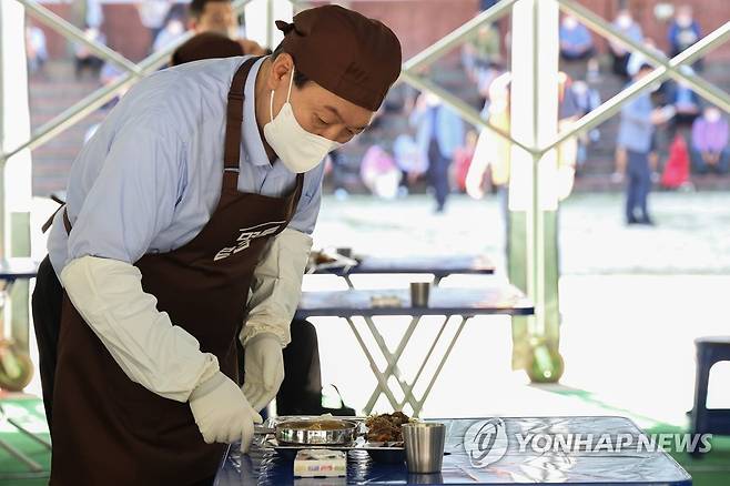 무료급식소에서 점심 나르는 윤석열 대통령 (서울=연합뉴스) 안정원 기자 = 윤석열 대통령이 추석 연휴 첫날인 9일 서울 중구 명동성당 내 무료급식소인 명동밥집에서 점심을 나르고 있다.2022.9.9 [대통령실 제공. 재판매 및 DB금지] jeong@yna.co.kr