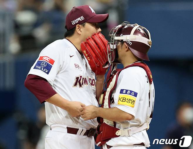 4일 서울 구로구 고척스카이돔에서 열린 프로야구 '2022 신한은행 SOL KBO리그' SSG 랜더스와 키움 히어로즈의 경기, 키움 김태훈이 8회초 SSG 추신수에게 볼넷을 허용 후 마운드에 올라운 포수 이지영과 대화를 나누고 있다. 2022.8.4/뉴스1 ⓒ News1 김진환 기자