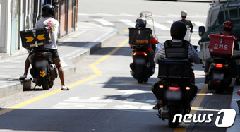 서울 시내의 한 거리에서 라이더들이 배달업무를 하고 있다. (뉴스1DB) ⓒ News1 이승배 기자