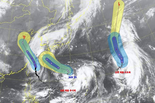 제12, 13호 태풍 '무이파', '므르복'과 제14호 태풍으로 성장 가능성이 있는 제26호 열대저압부 위성사진/ 기상청