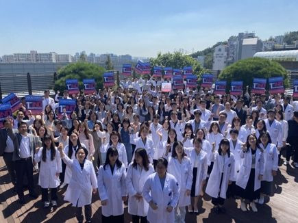 셀리버리 테라퓨틱스 신약개발연구소의 첫 번째 임상시험계획 신청 축하 사진. 사진=셀리버리