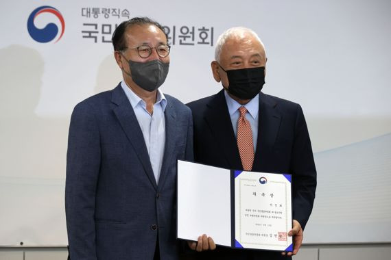 대통령직속 국민통합위원회 대중소기업 상생 특별위원회 출범식이 13일 서울 영등포구 중소기업중앙회관에서 열려 김한길 국민통합위원회 위원장(오른쪽)이 한정화 대중소기업 상생 특별위원회 위원장에게 위촉장을 수여한 후 기념촬영하고 있다. 사진=서동일 기자